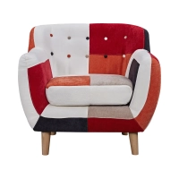Skandynawska sofa z patchworkową tapicerką
