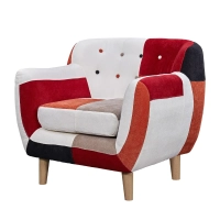 Skandynawska sofa z patchworkową tapicerką