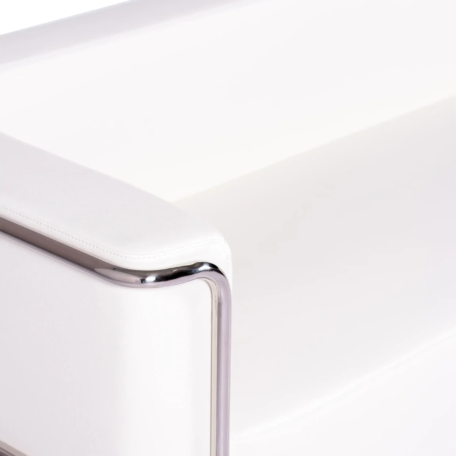Sofá Torino de 3 lugares em couro ecológico e aço cromado - Mueble Design
