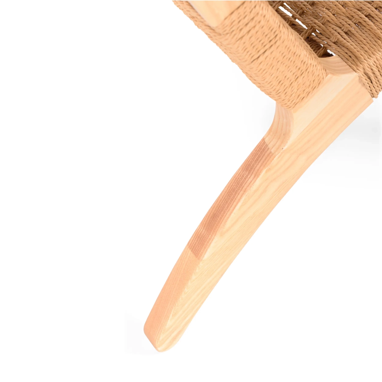 Cadeirão Catani CH25 | Design escandinavo em freixo e corda natural