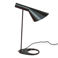 Candeeiro de mesa Jhon: design inspirado em Arne Jacobsen em aço