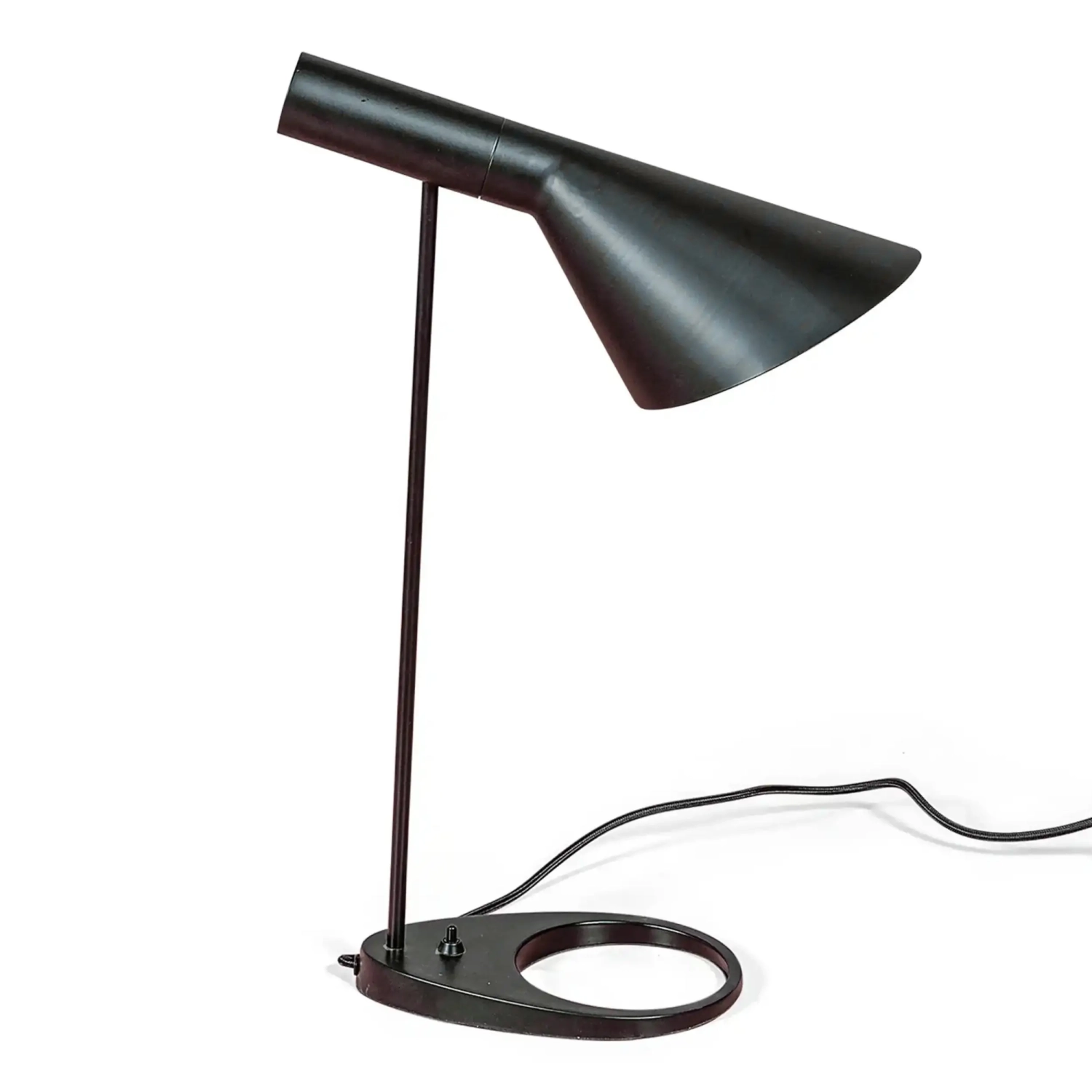 Lampada da tavolo Jhon | Design ispirato ad Arne Jacobsen in acciaio