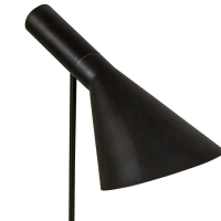 Candeeiro de mesa Jhon: design inspirado em Arne Jacobsen em aço