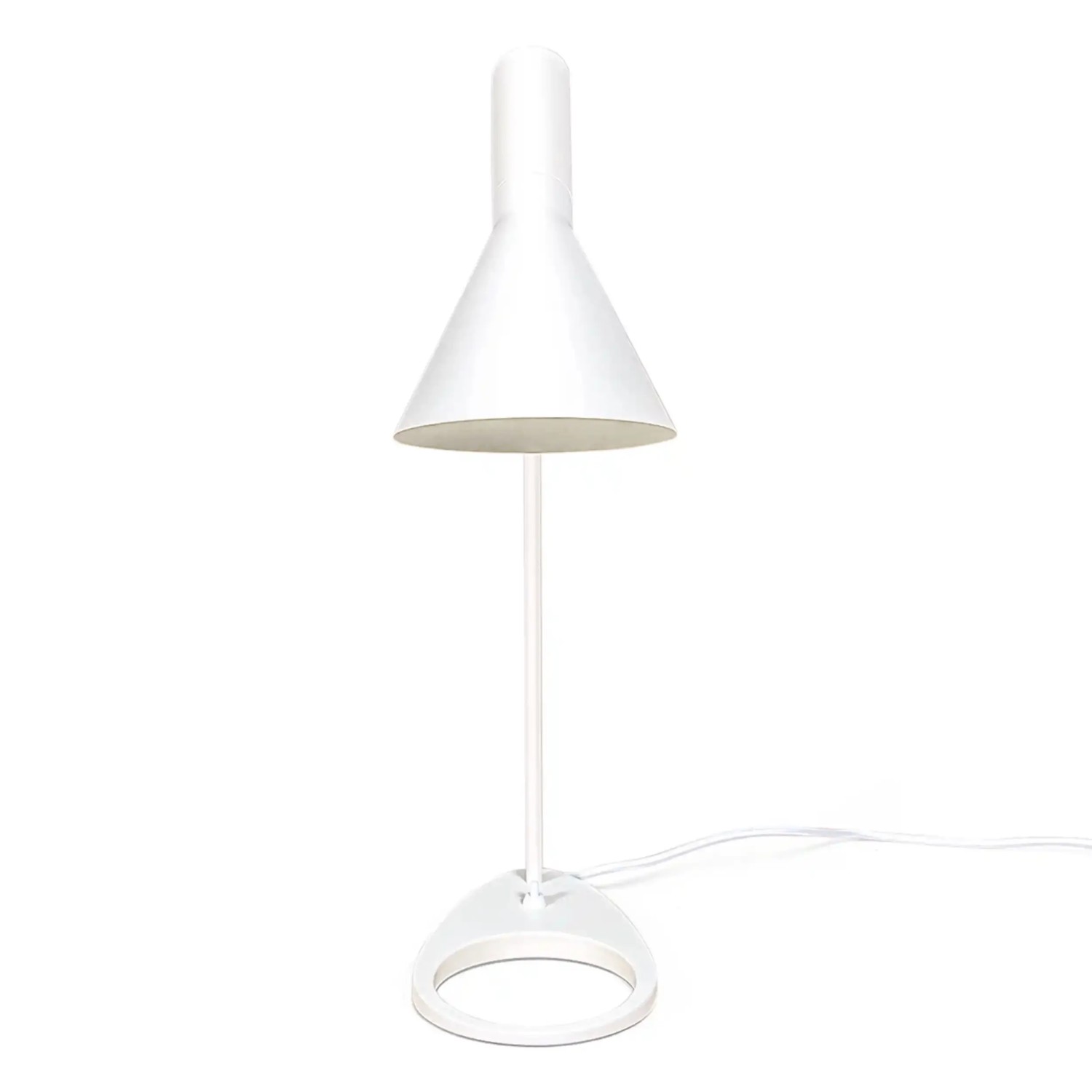 Candeeiro de mesa Jhon: design inspirado em Arne Jacobsen em aço