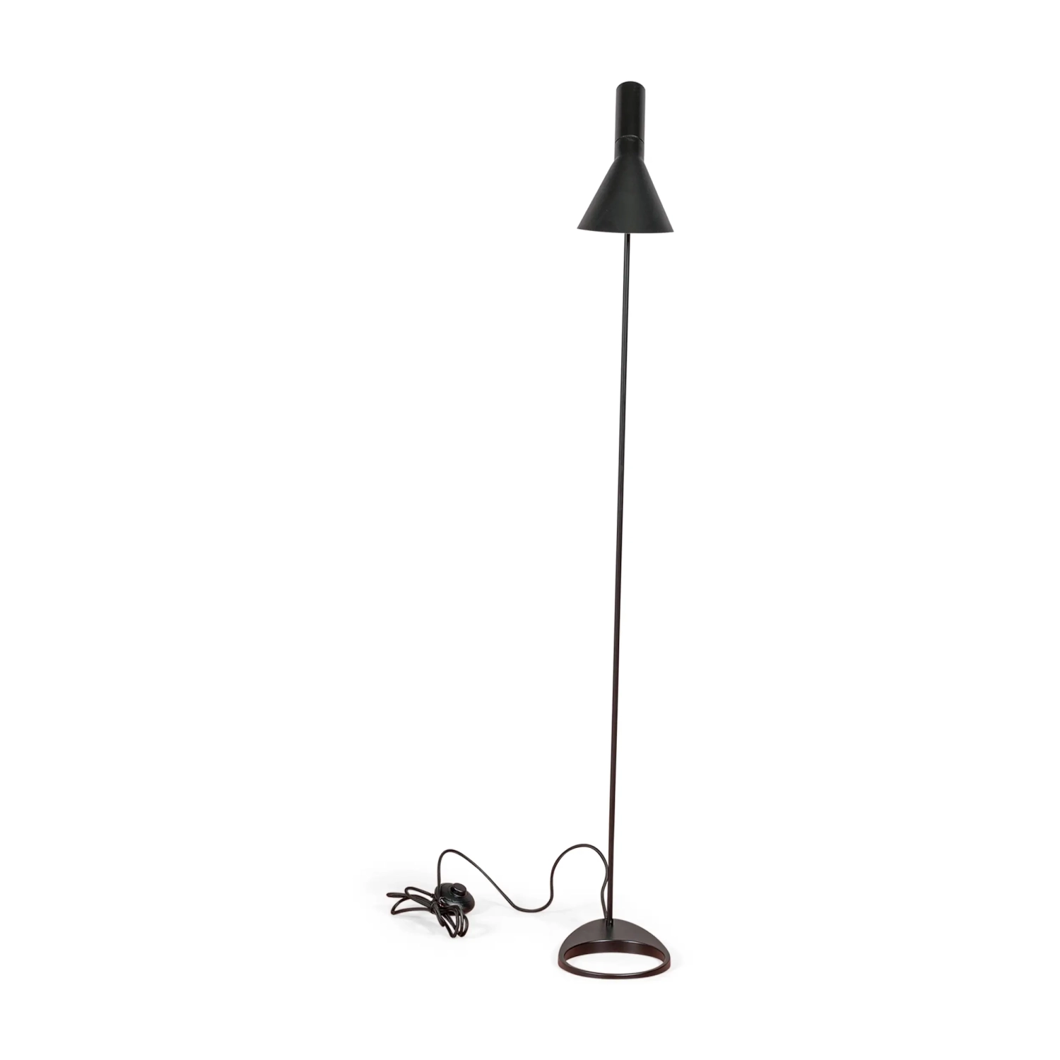 Stojací lampa Jhon | Design inspirovaný Arne Jacobsenem z oceli