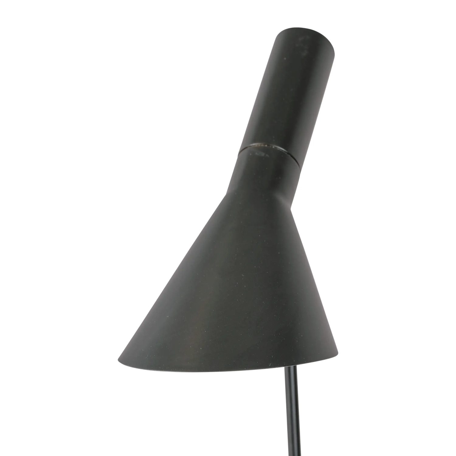 Jhon lattiavalaisin | Arne Jacobsenin inspiroima muotoilu teräksestä
