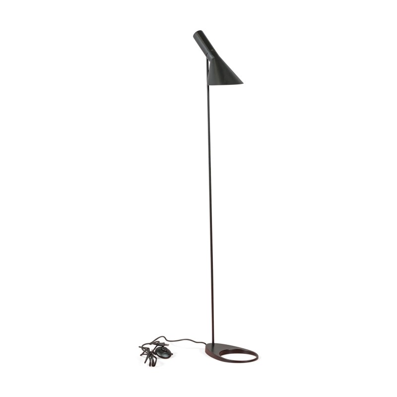 Jhon golvlampa i stål med Arne Jacobsen-inspirerad design
