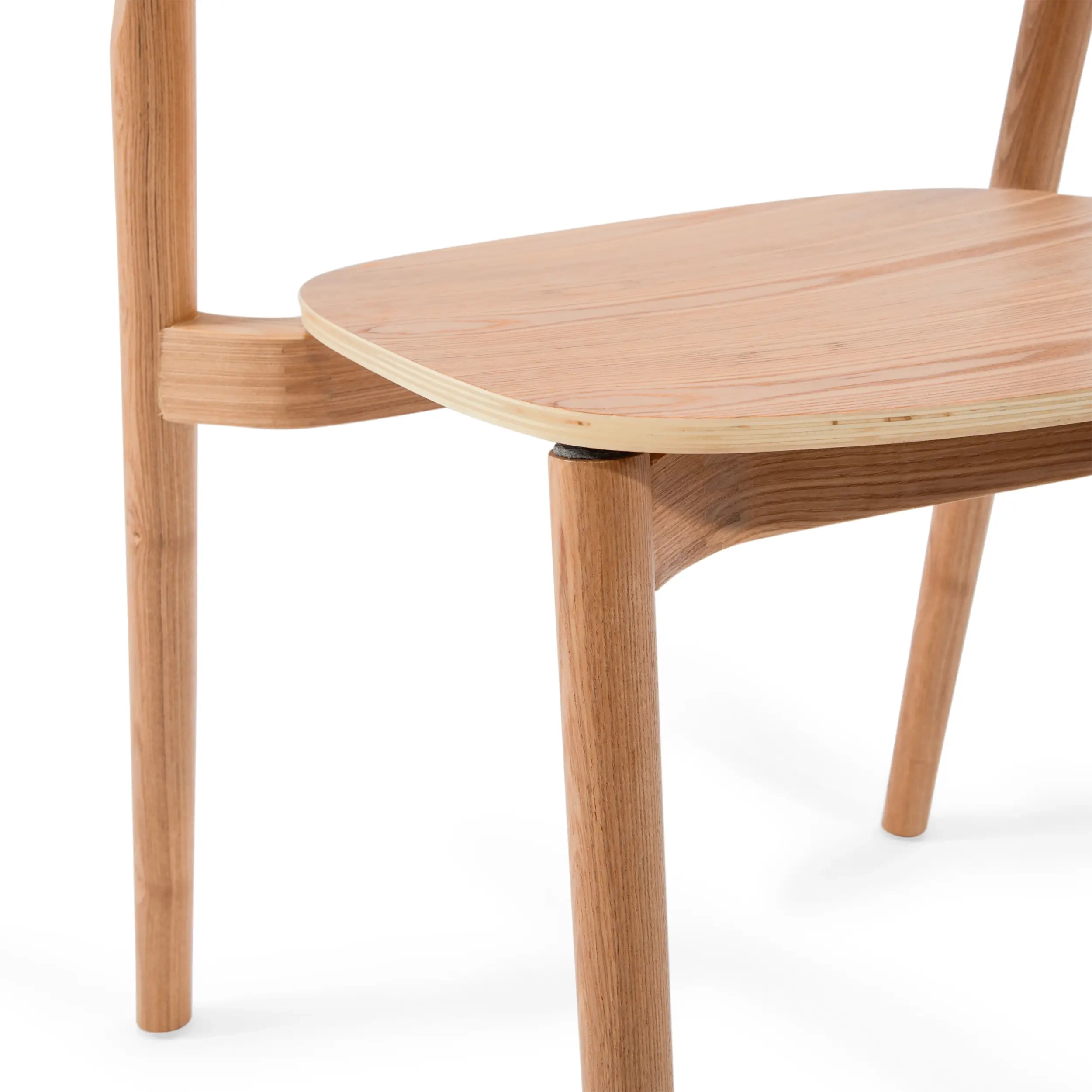 Eetkamerstoel Notorius van natuurlijk essenhout | Elegant design scandinavisch