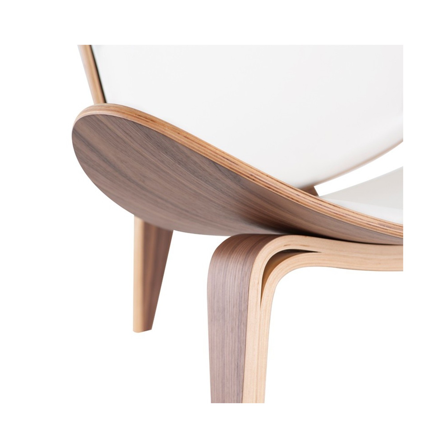 Replica della sedia Shell Ch07 in legno di noce