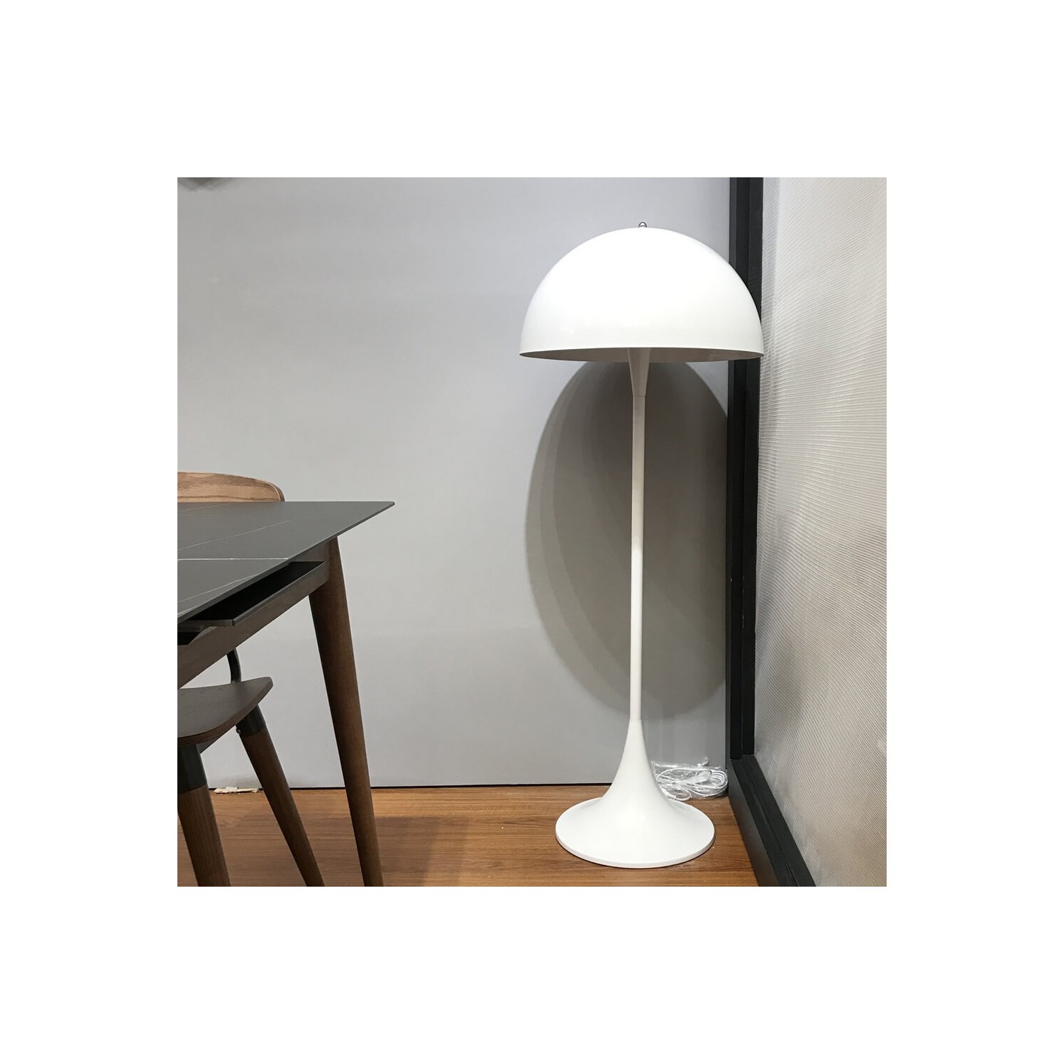 Replika av Phantella golvlampa av Verner Panton