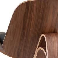 Réplica de la silla Shell Ch07 en madera de nogal