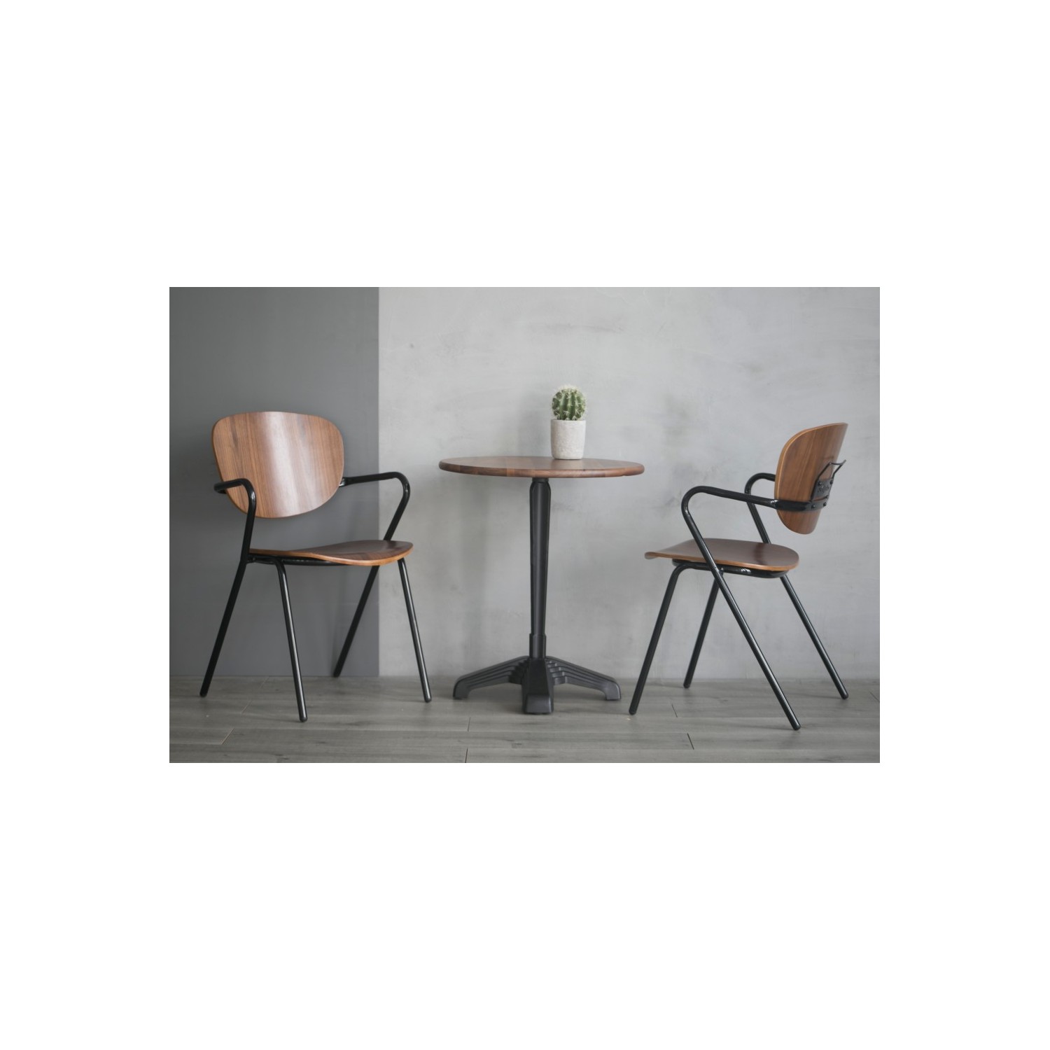 Chaise industrielle Alpha en bois de noyer