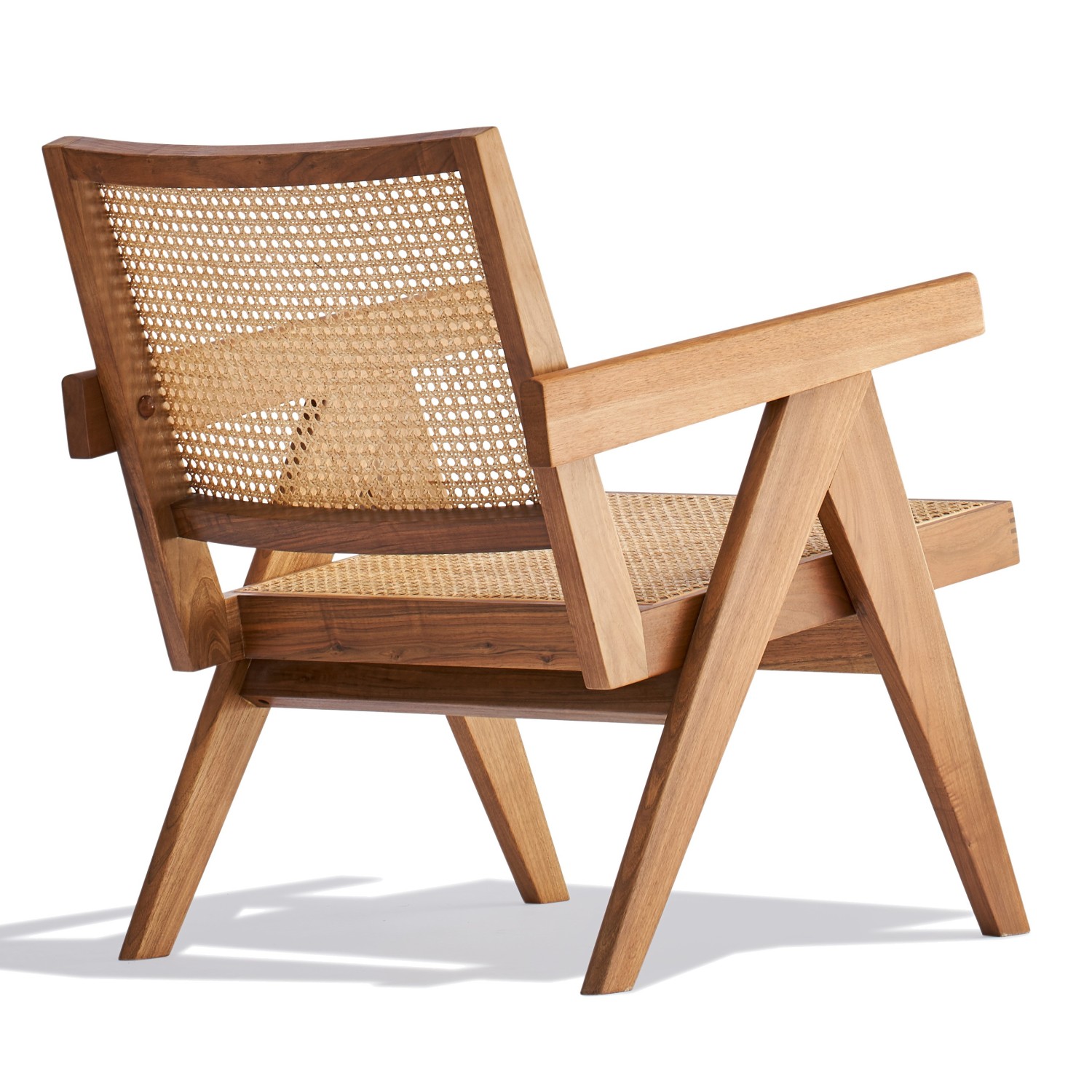 Poltrona Compass com braços em madeira de teca e vime natural